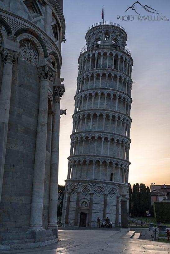 A Torre Inclinada de Pisa ao amanhecer