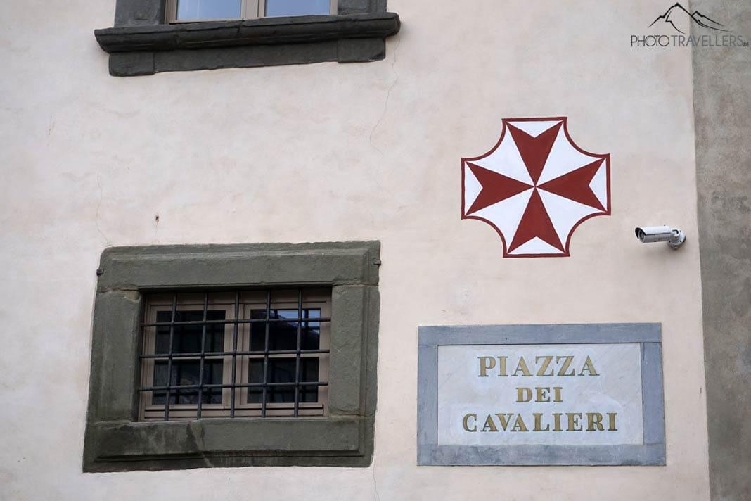 Uma placa de rua na Piazza dei Cavalieri em Pisa
