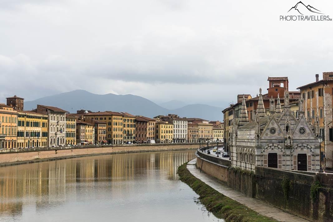 A igreja Santa Maria della Spina em Pisa, ao lado o rio Arno e as típicas casas