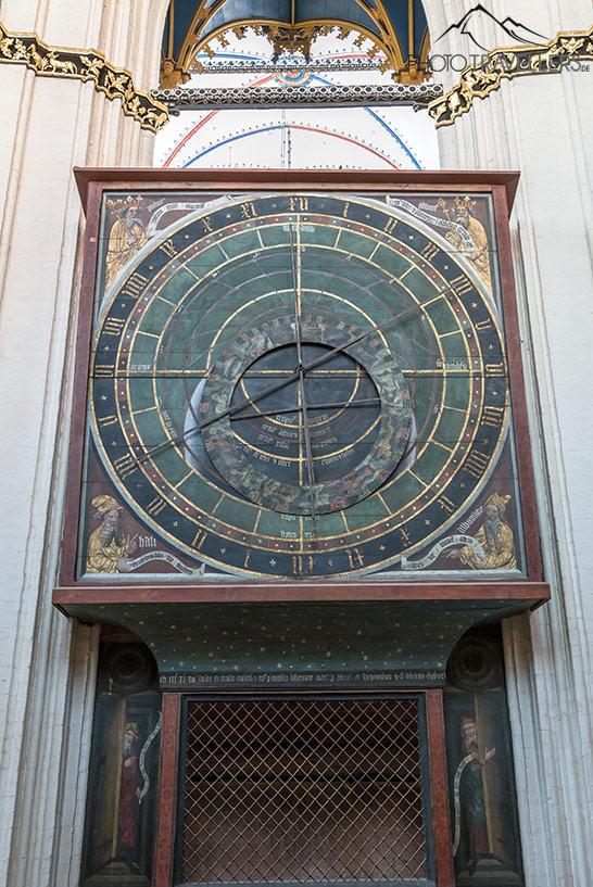 L'horloge astronomique dans l'église Saint-Nicolas