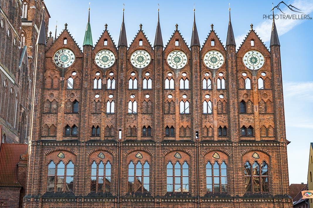 La façade du vieux bâtiment de l'hôtel de ville de Stralsund