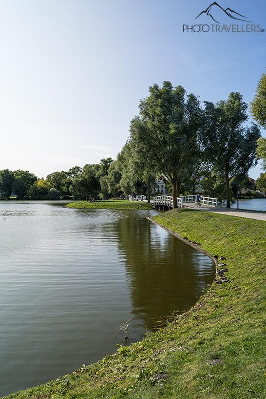 Les ponts blancs traversent le Knieperteich