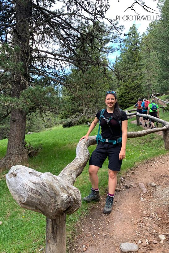 La journaliste de voyage Biggi Bauer sur un sentier en direction du Raschötz