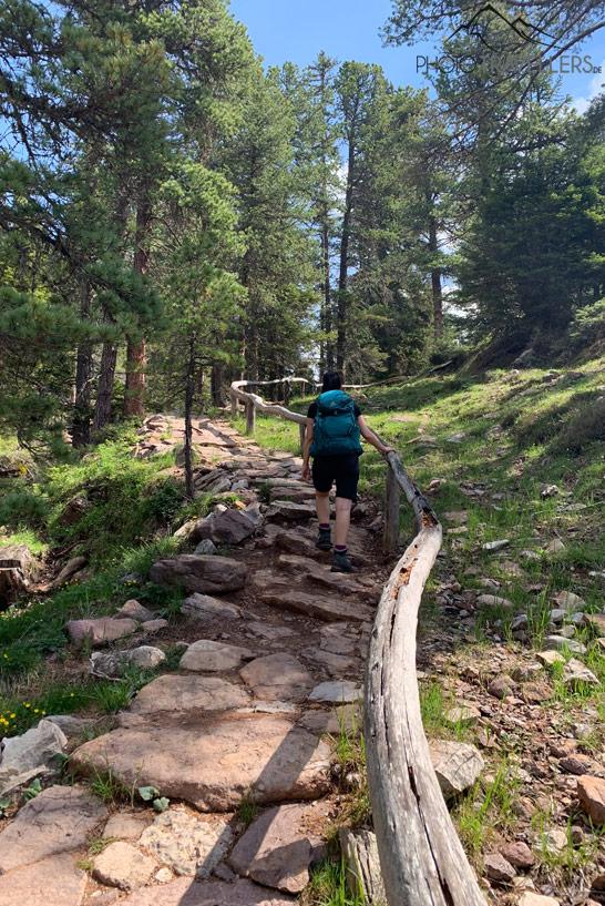 La journaliste de voyage Biggi Bauer monte sur un chemin pavé