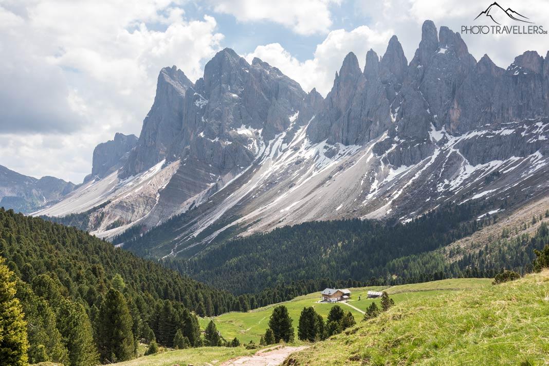 Vue sur le refuge Brogles avec les Geislerspitzen