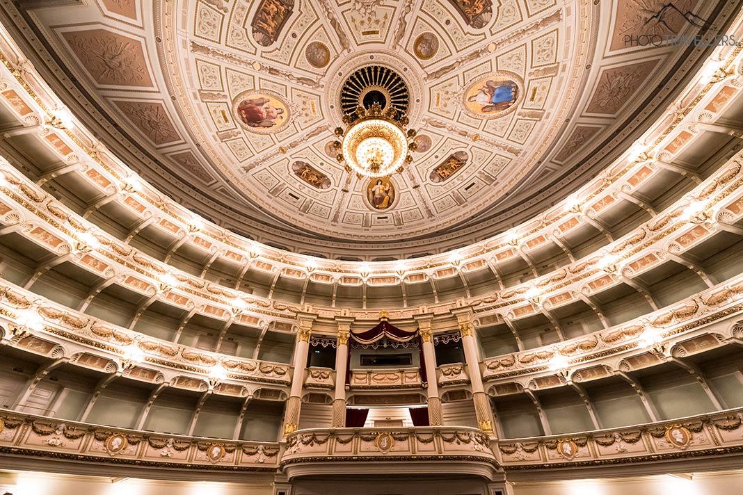 L'Opéra Semper peut accueillir 1300 personnes. La salle des spectateurs mesure 30 mètres de haut