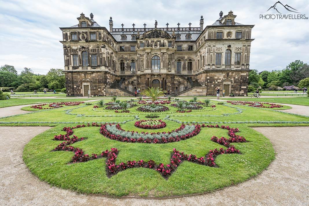 Le palais dans le grand jardin
