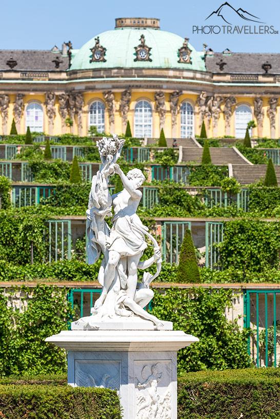 La statue d'une femme avec le château de Sanssouci