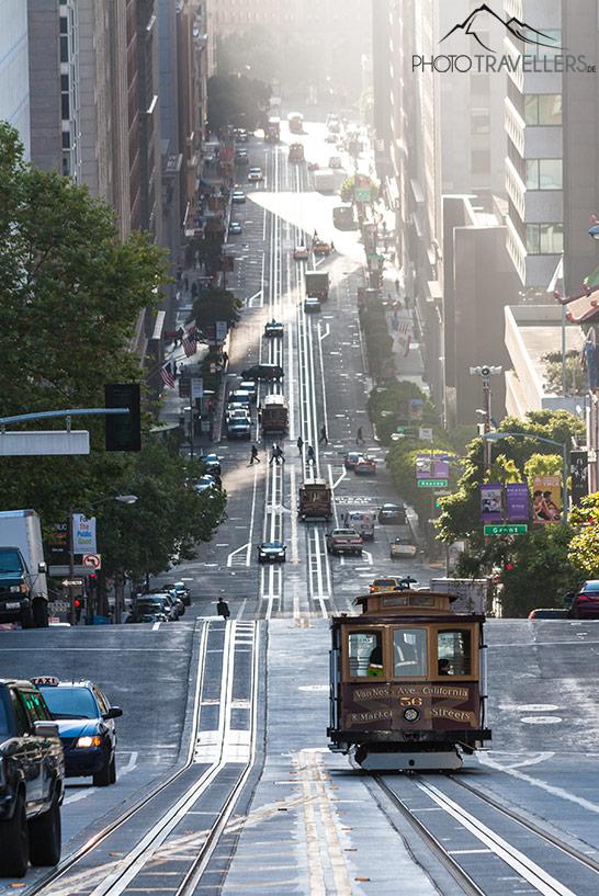 Un Cable Car entre rascacielos en San Francisco