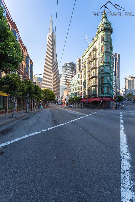 El Columbus Tower con la Transamerica Pyramid