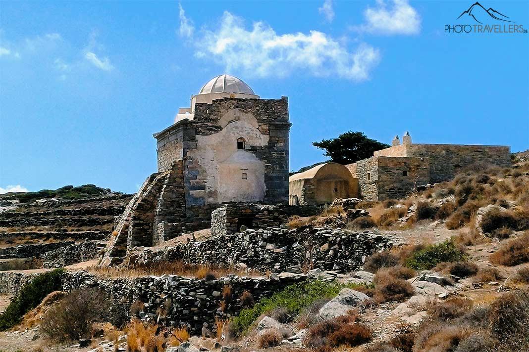 Sobre la restaurada construcción de piedra de la iglesia Episkopi se asienta una cúpula blanca