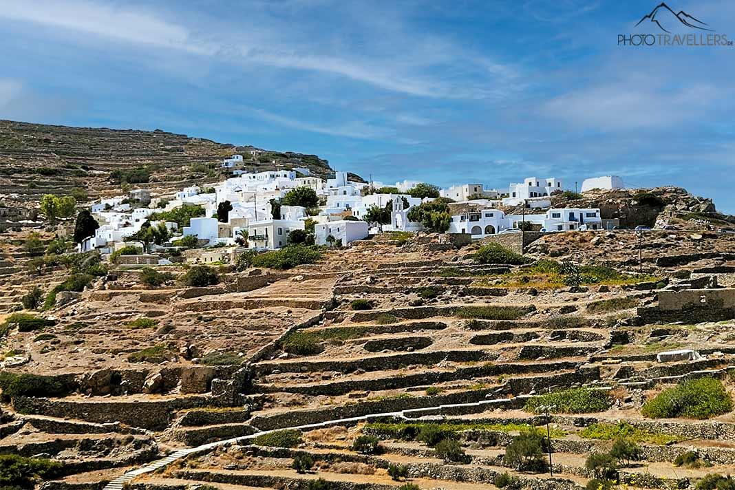 Alrededor de las casas blancas cúbicas del pueblo de Chorio se encuentran las laderas en terrazas