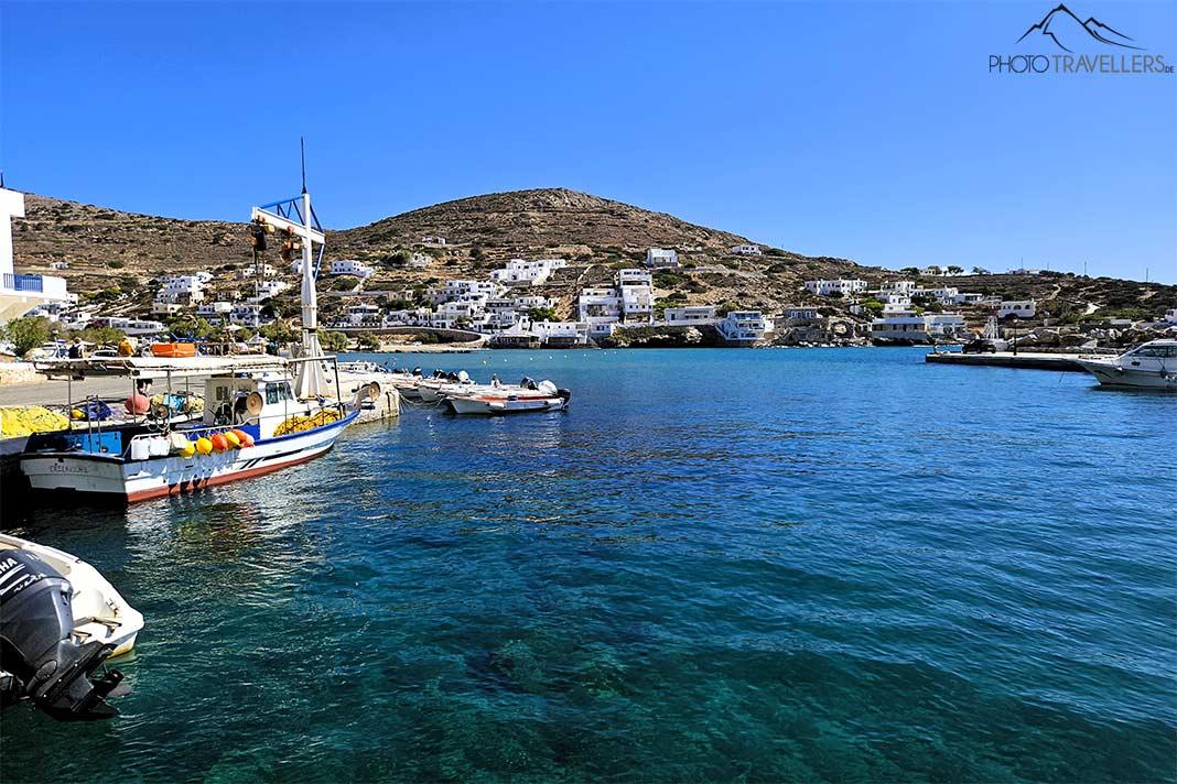 Un barco de pesca ancla en el puerto de Alopronia, cuyas casas se aferran a las colinas