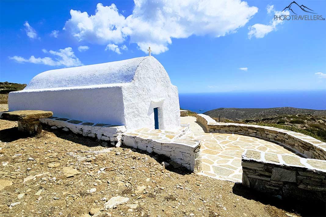 La pequeña capilla blanca Profitis Ilias vigila desde lo alto del monte homónimo sobre Sikinos