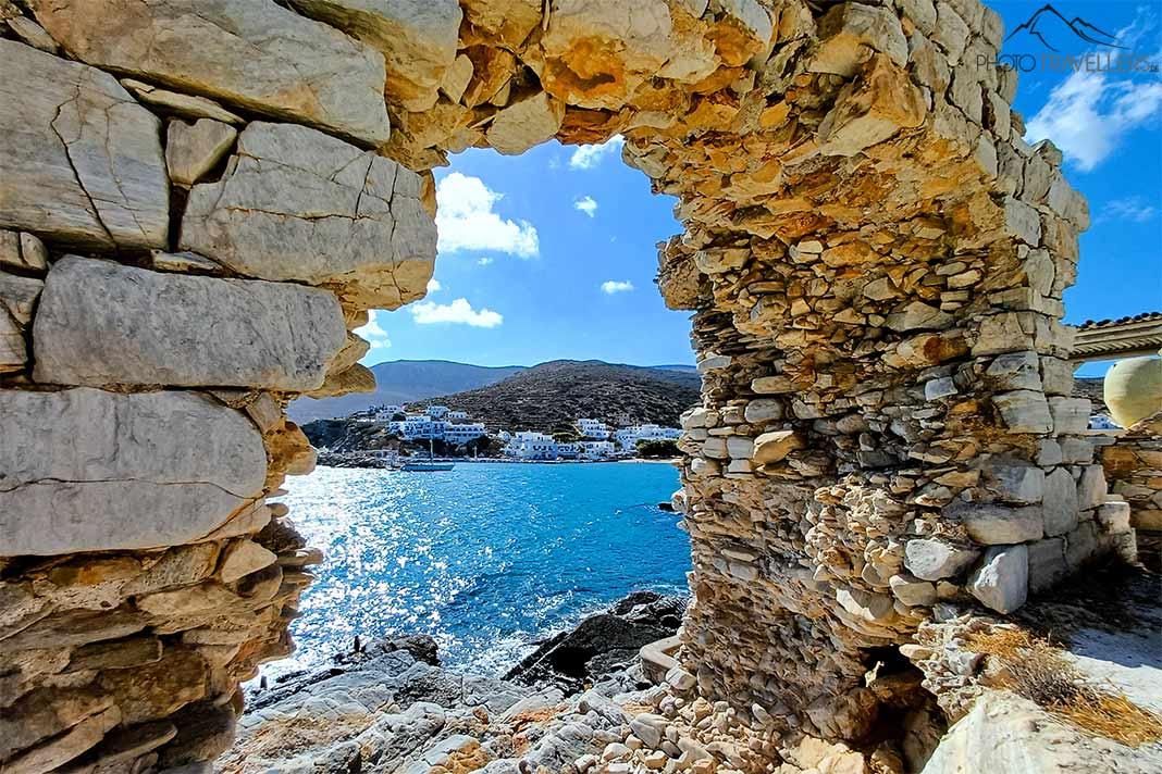A través de los restos de un arco histórico se puede ver el puerto de Alopronia
