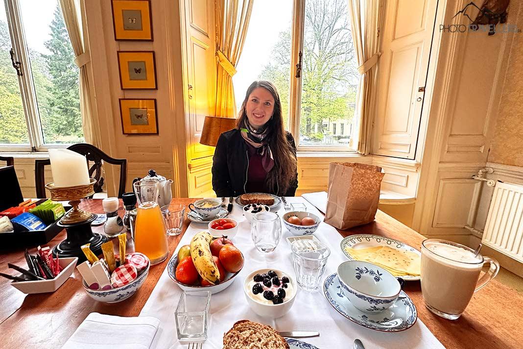 La bloguera de viajes Biggi Bauer desayunando en el Castillo Sterkenburg