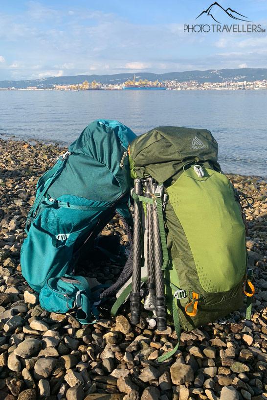 Duas mochilas de caminhada da Gregory à beira do mar