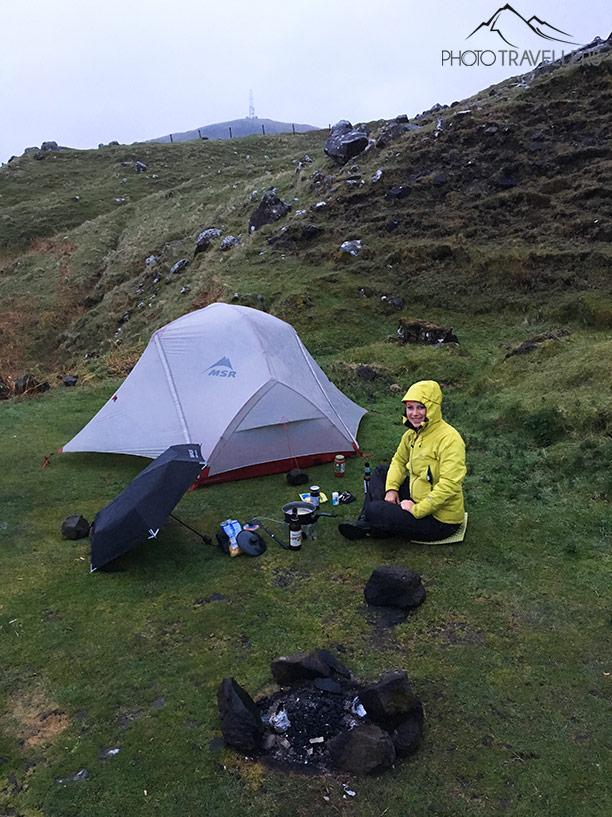 Biggi com um fogareiro de camping diante da barraca na Escócia
