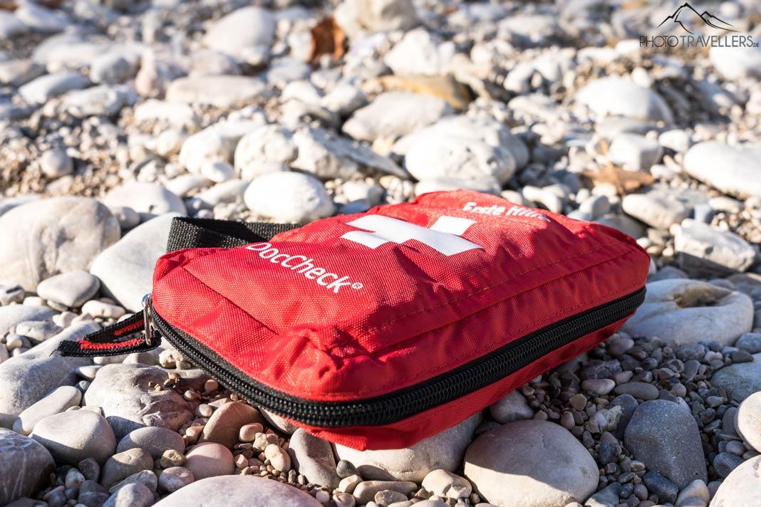 Um kit de primeiros socorros vermelho para o kit de emergência