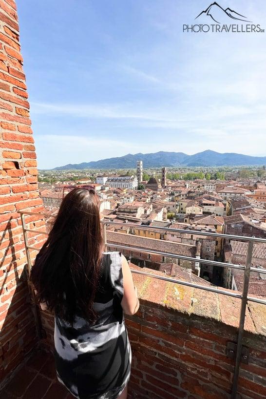 Ablogueira de viagens Biggi Bauer observa Lucca da Torre Delle Ore