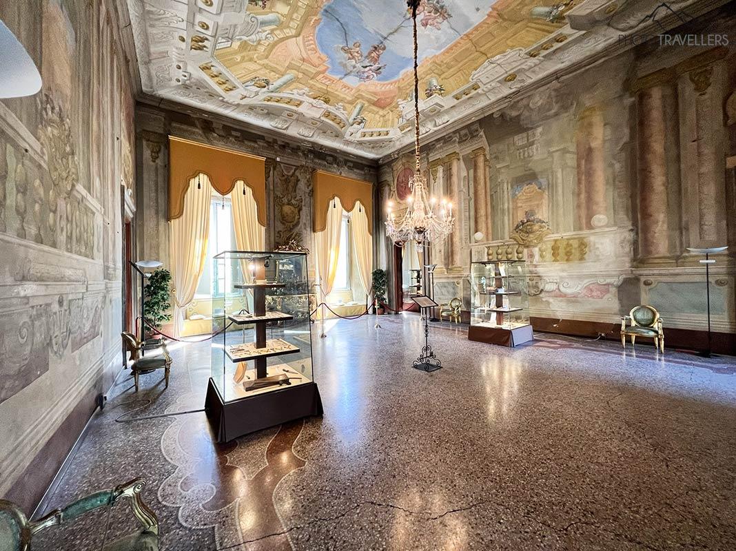 Uma sala magnífica no Palazzo Pfanner em Lucca