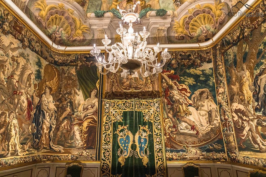 Uma sala decorada com tapetes coloridos no Palazzo Mansi National Museum em Lucca