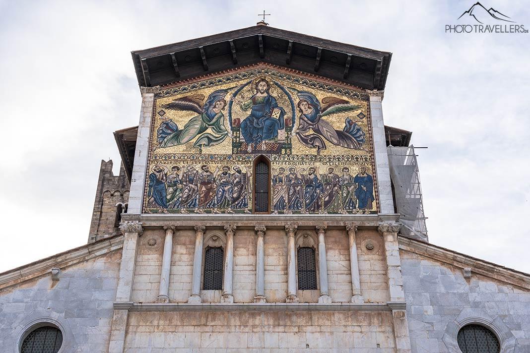 O imenso mosaico da Basílica de San Frediano