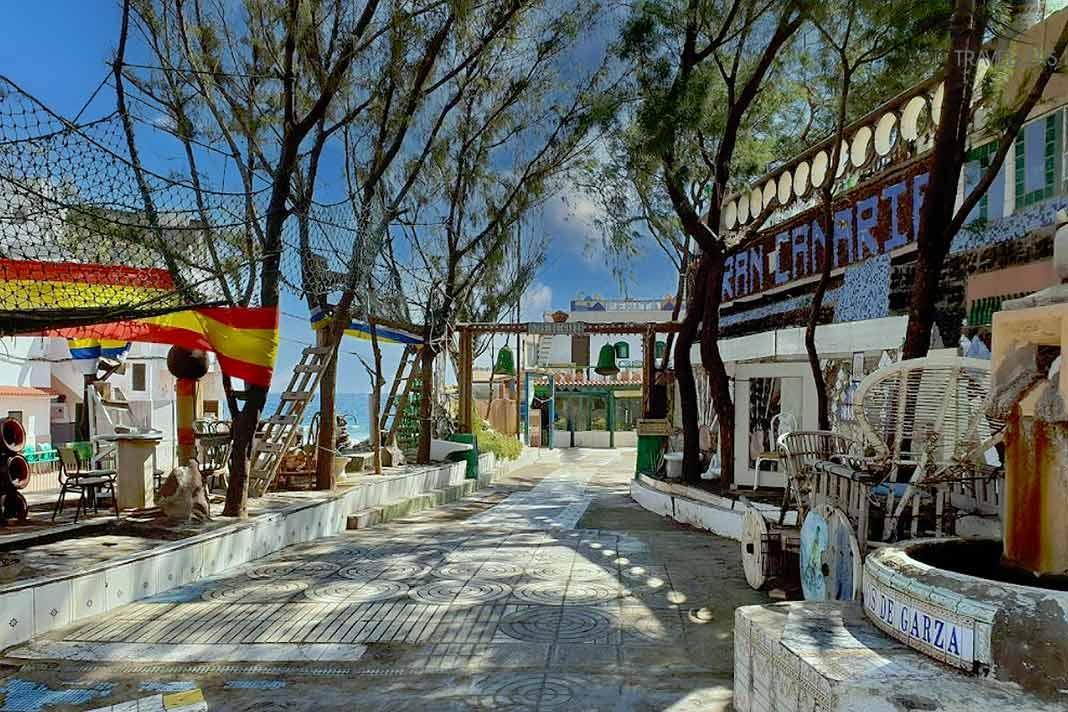 Un chemin étroit traverse le village de pêcheurs boisé de Playa de Ojos de Garza
