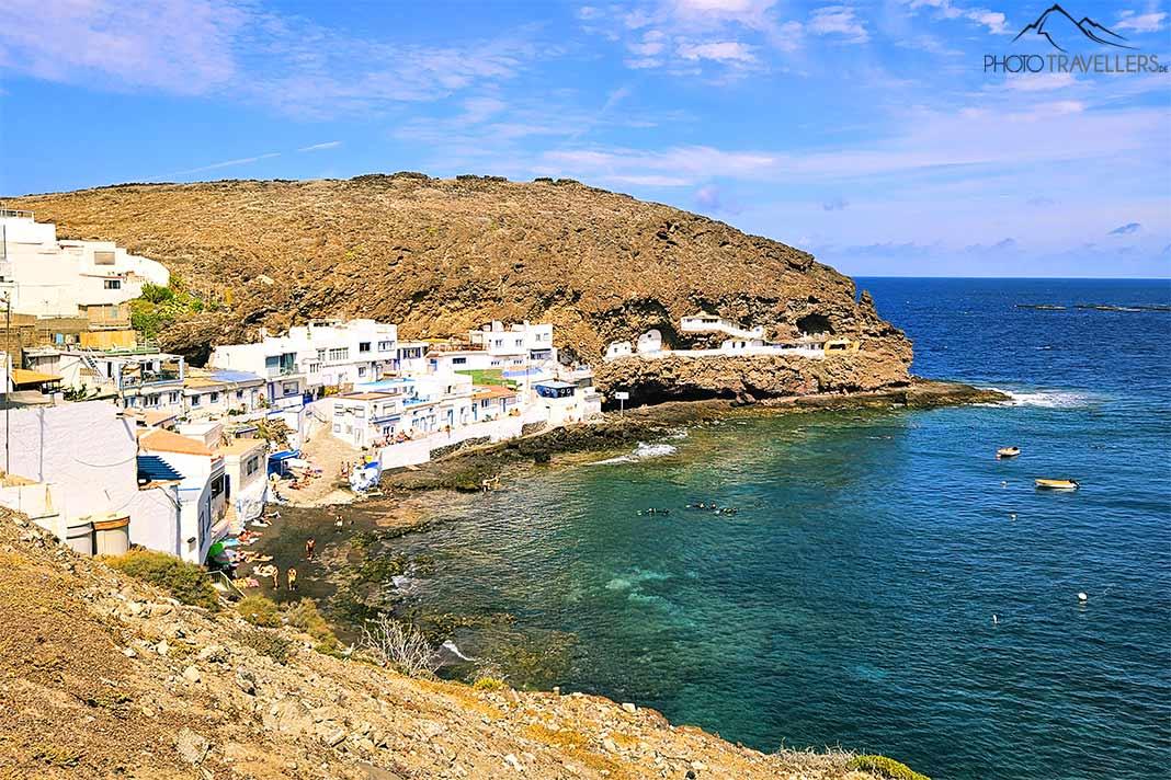 Les maisons blanches du village de pêcheurs de Tufia s'accrochent aux rochers environnants