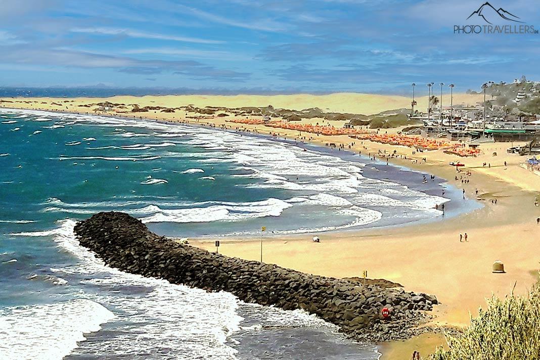 Des brise-lames en pierre protègent la vaste plage de sable de Playa del Ingles