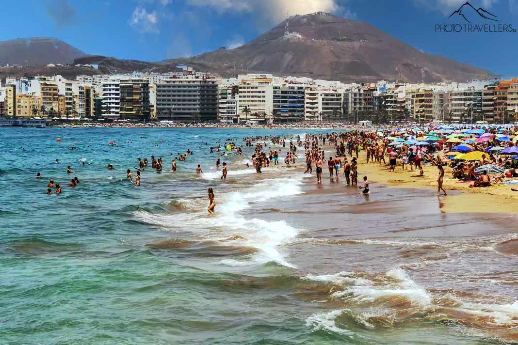 Vue sur Playa de las Canteras - une station balnéaire populaire de Gran Canaria