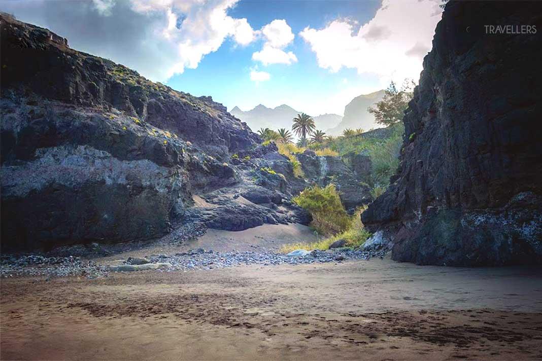 La plage de Güigüi est entourée de rochers et de palmiers