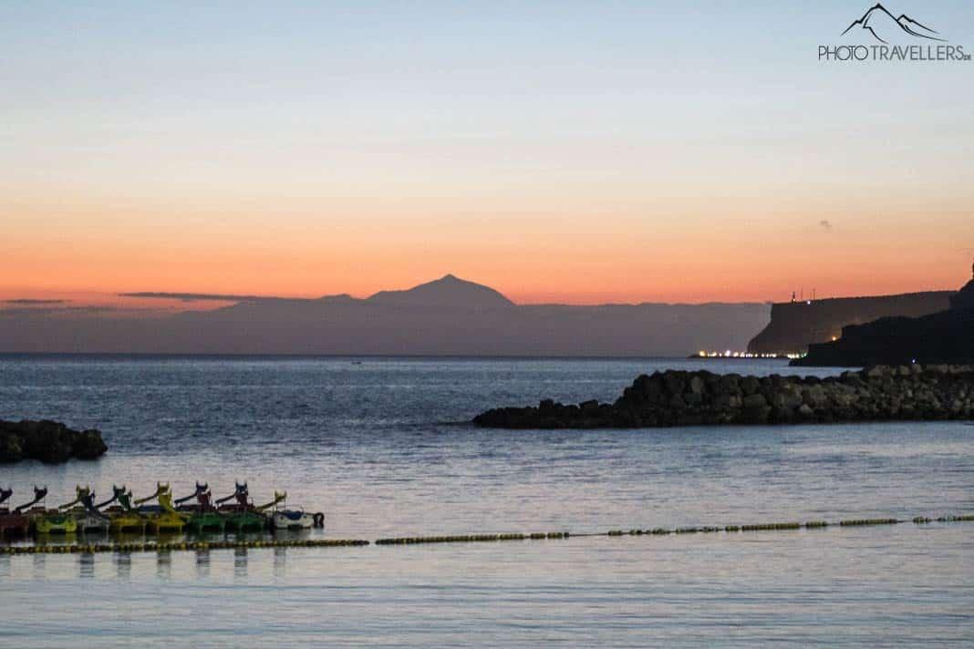 Vue sur la Playa de las Nieves au coucher du soleil avec le Teide à l'horizon