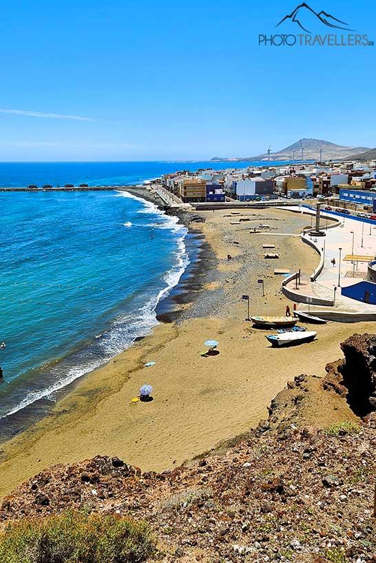 Des bateaux de pêche individuels reposent sur le sable de la Playa Burrero devant le village éponyme