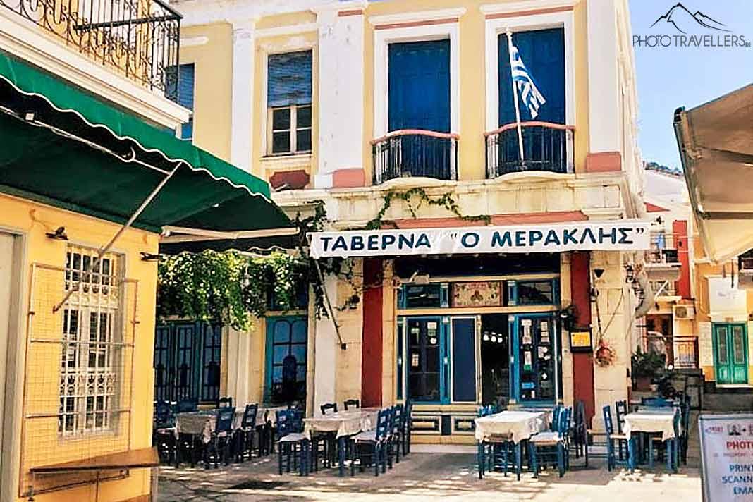 Tables vides devant le bâtiment de la Taverna O Meraklis à Symi