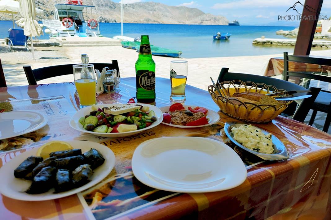 Hors-d'œuvre servis dans une taverne au bord de la mer