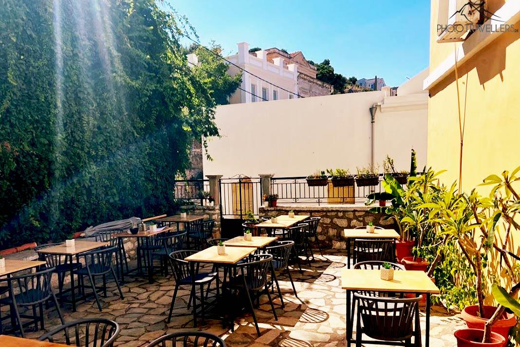 Tables vides sur la terrasse d'un café