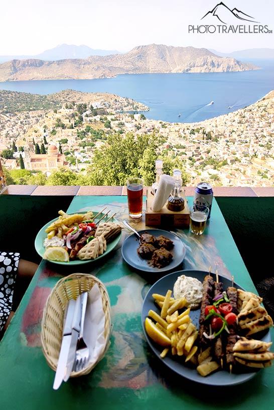 Plats de viande grecques servis sur une terrasse