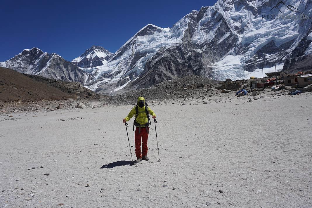 Le blogueur de voyage Florian Westermann avec un équipement sur le trek de base de l'Everest devant un paysage de montagnes imposant