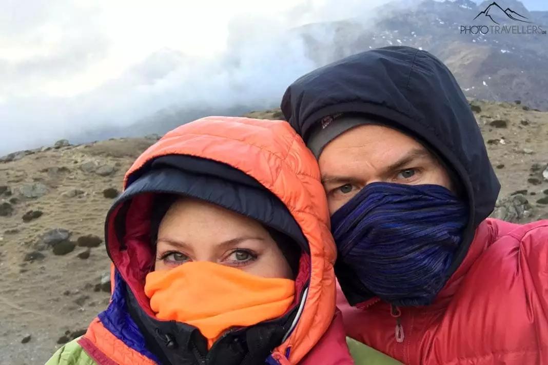 Les deux journalistes de voyage Biggi Bauer et Florian Westermann protègent leur visage avec un chèche multifonction contre la poussière et le froid au Népal