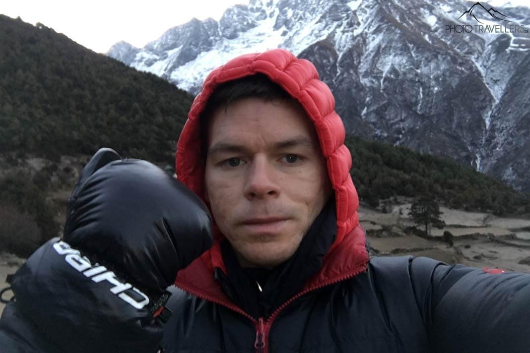 Le blogueur de voyage Florian Westermann au Népal avec une doudoune épaisse et des gants Chiba épais