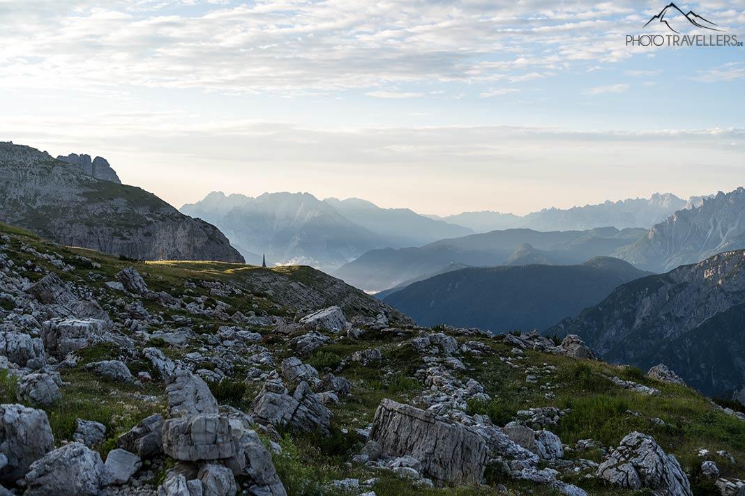 Vista distante nas Dolomitas pela manhã