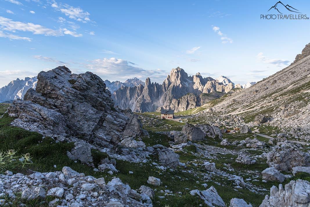 A vista de volta para a Lavaredohütte