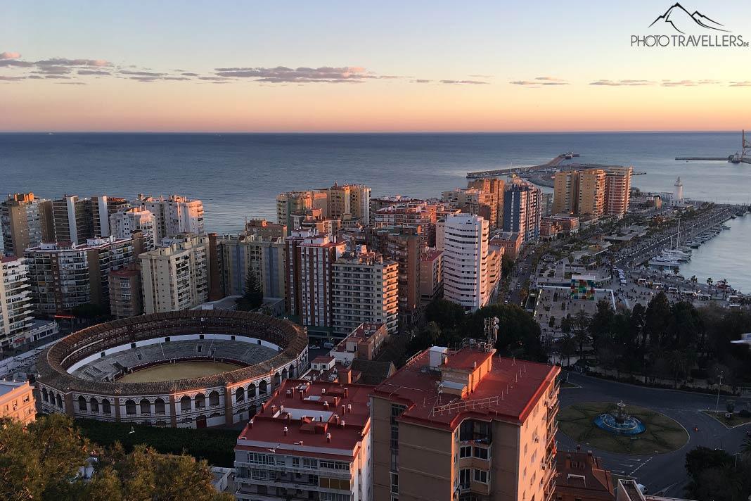 La vue depuis le point de vue Mirador de Gibralfaro sur Malaga avec l'arène