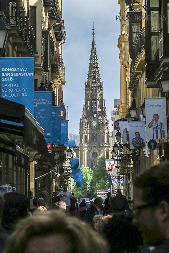 Vue de la Cathédrale du Bon Pasteur à travers les ruelles de la vieille ville