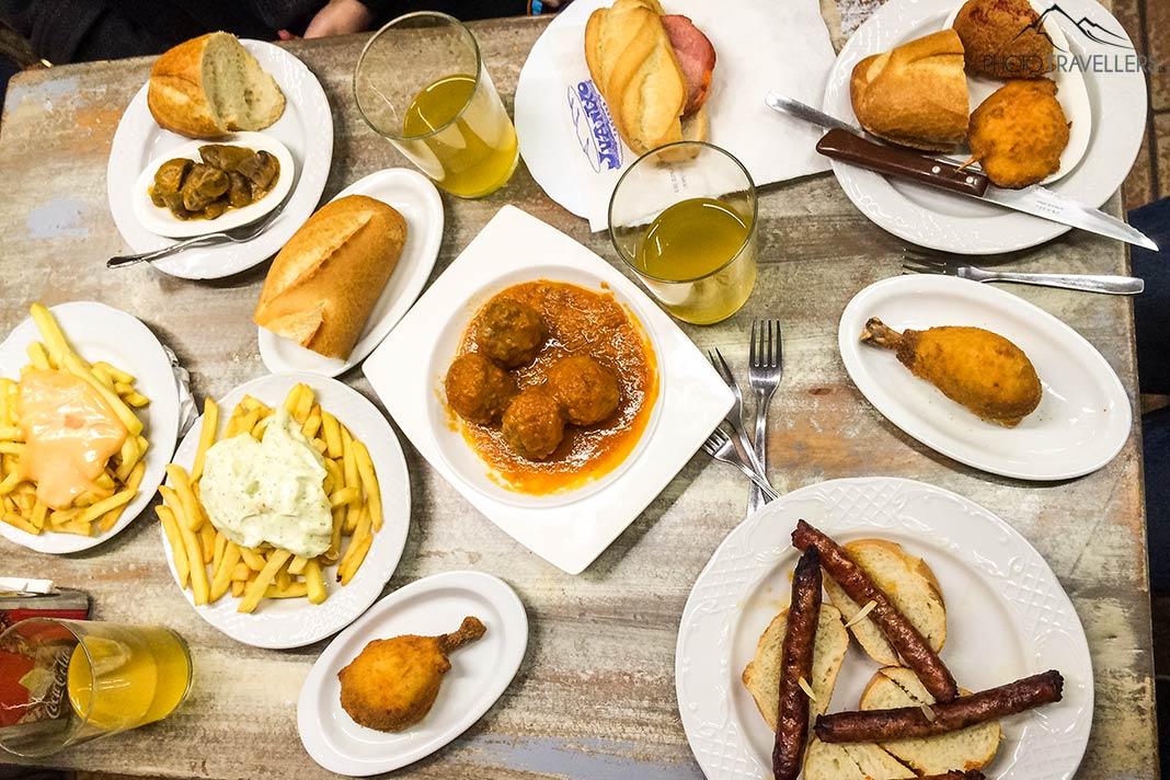 Un assortiment de pintxos locaux