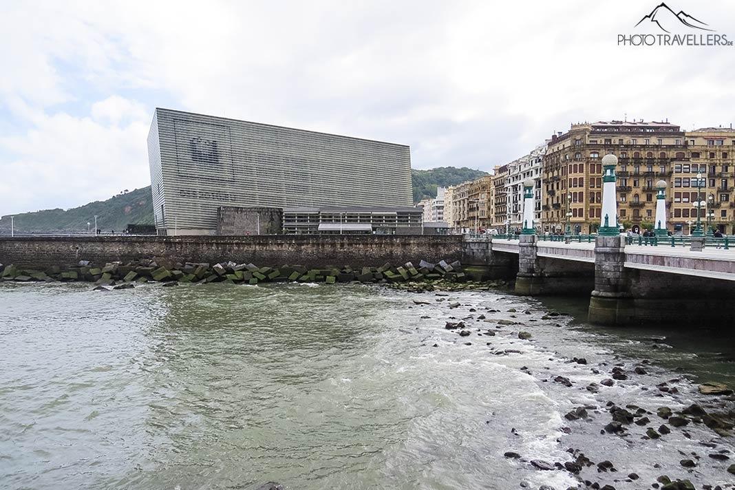 Le Kursaal avec le pont Kursaal à Donostia-San Sebastián