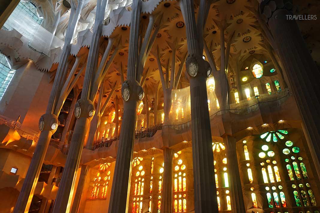 Intérieur de la Sagrada Familia à Barcelone - la lumière passe à travers les vitraux