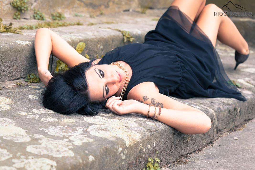 Modèle Chantal dans une petite robe noire