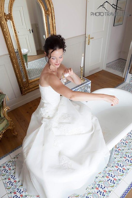 Un portrait d'une jeune mariée en robe blanche juste avant le mariage